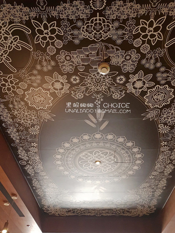 台中薆悅酒店1F花卉天花板